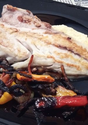 Una foto de Corvina de Cádiz con Crema de Patata al Aceite de Boletus y Verduritas a la Mantequilla