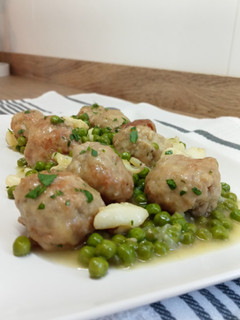 Una foto de Albóndigas con sepia y guisantes