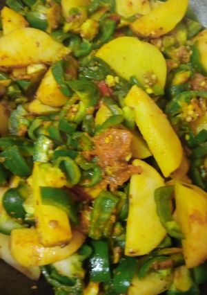 आलू शिमला मिर्च की सब्जी (Aloo shimla mirch ki sabzi recipe in hindi) रेसिपी मुख्य फोटो