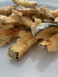 Una foto de Fritas de calabacitas/ Zucchini fríes
