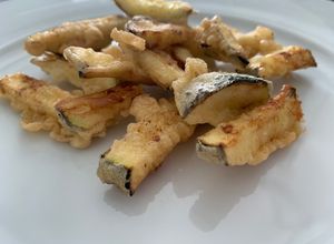 Una foto de Fritas de calabacitas/ Zucchini fríes