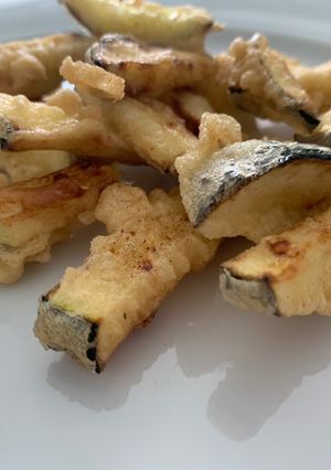 Una foto de Fritas de calabacitas/ Zucchini fríes