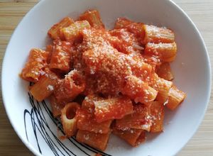 Foto di #491 Mezze maniche con salsa di pomodoro e peperoni 🍅🌶️🍃