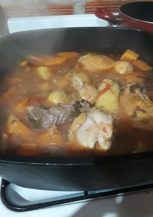 Una foto de Estofado de carne pollo y verdura