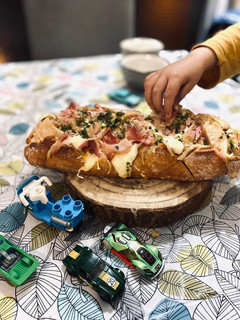 Una foto de Pan relleno de mucho queso y bacon para niños 🧀