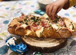 Foto principal de Pan relleno de mucho queso y bacon para niños 🧀