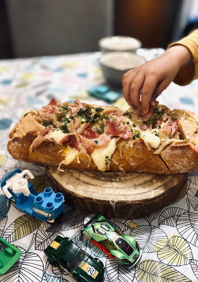 Una foto de Pan relleno de mucho queso y bacon para niños 🧀