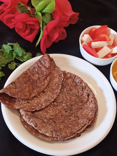 રાગી ની રોટી (Ragi Roti Recipe In Gujarati) રેસીપી મુખ્ય ફોટો