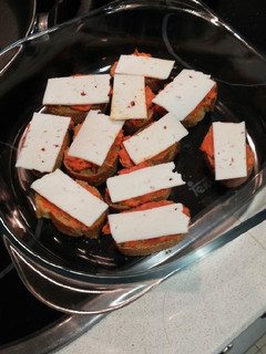 Una foto de Tostas con sobrasada y havarti