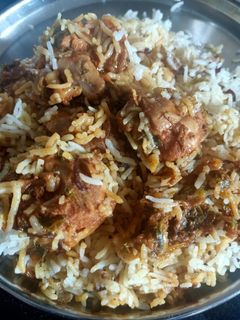 चिकन स्मोकी बिर्यााणी(chicken smokey biryani recipe in marathi) रेसिपी चे मुख्य फोटो