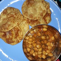 A picture of Chole or cheakpea curry.