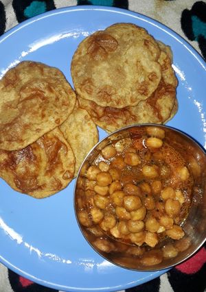 A picture of Chole or cheakpea curry.