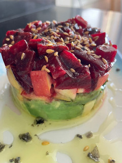 Una foto de Tartar de remolacha, manzana 🍎 aguacate 🥑 y mango 🥭
