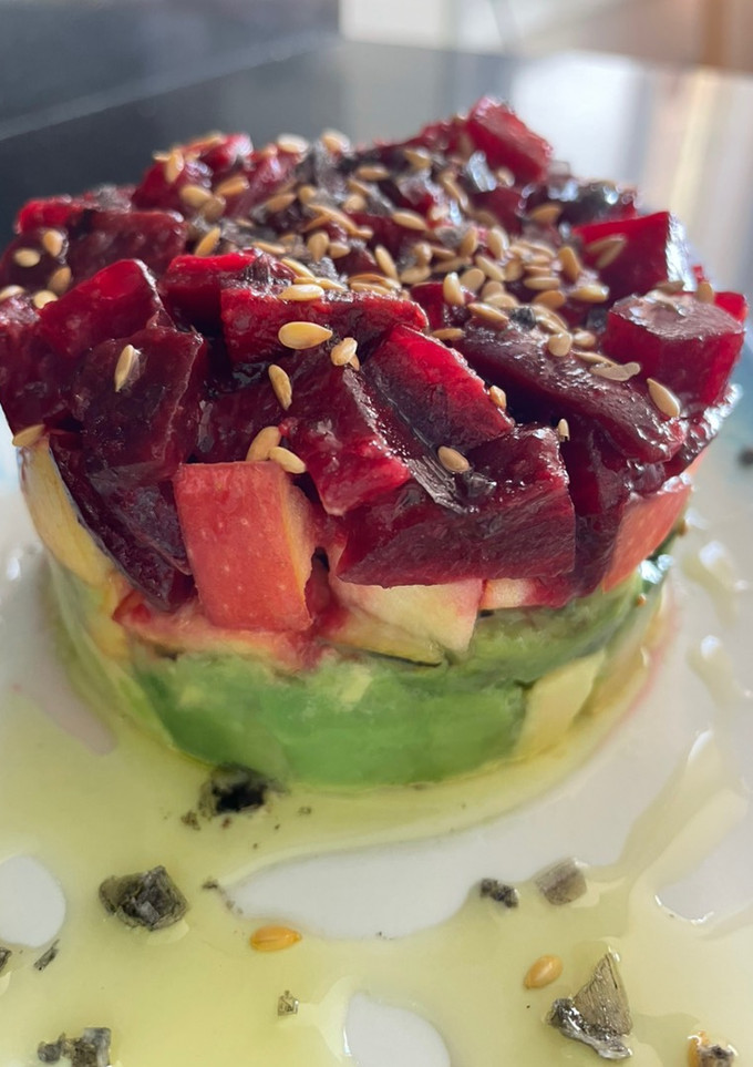 Una foto de Tartar de remolacha, manzana 🍎 aguacate 🥑 y mango 🥭