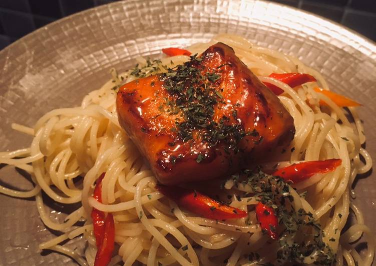 Spaghetti aglio e olio with salmon grill