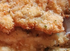 Una foto de Milanesas de pollo (sin huevos) con truco para hacer la mezcla símil huevo para empanar)