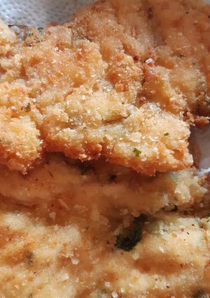 Una foto de Milanesas de pollo (sin huevos) con truco para hacer la mezcla símil huevo para empanar)