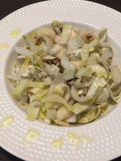 Una foto de Ensalada endivias, peras y queso azul