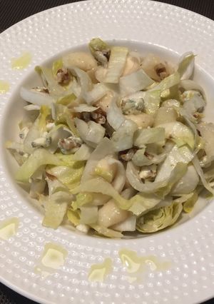 Una foto de Ensalada endivias, peras y queso azul