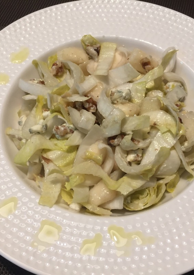 Una foto de Ensalada endivias, peras y queso azul
