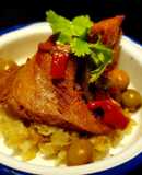Malaya keto de vaca y encurtidos con repollo salteado