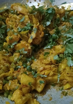पत्ता गोभी मटर आलू की सब्जी (patta gobi matar aloo ki sabzi recipe in Hindi) रेसिपी मुख्य फोटो
