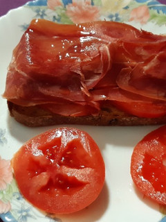 Una foto de Tosta integral de espelta de jamón y queso brie