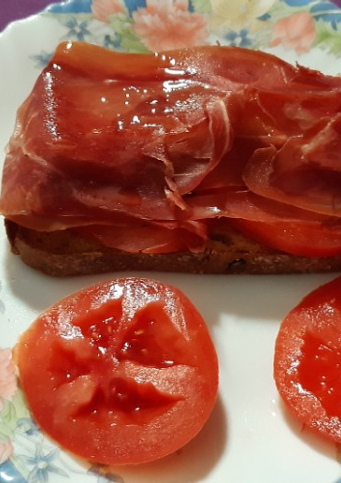 Una foto de Tosta integral de espelta de jamón y queso brie