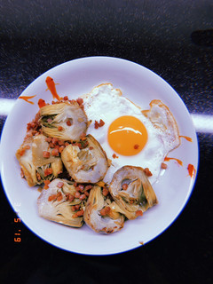 Una foto de Alcachofas con jamón y huevo