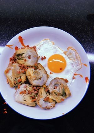Una foto de Alcachofas con jamón y huevo