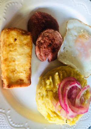 Una foto de Mangu de plátanos verde con huevo 🥚 y queso 🧀