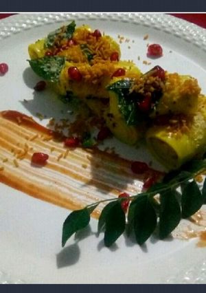 A picture of Khandvi.