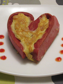 Una foto de Corazones de salchicha rellenos de tortilla de patata