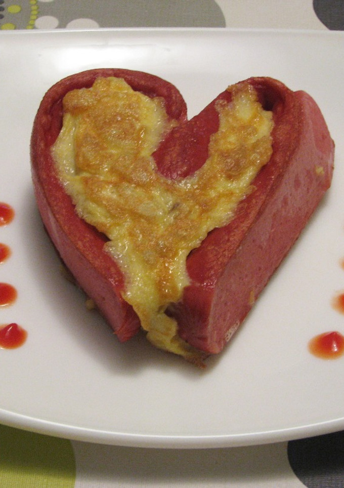 Una foto de Corazones de salchicha rellenos de tortilla de patata