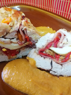 Una foto de Pechuga de pollo rellena en salsa
