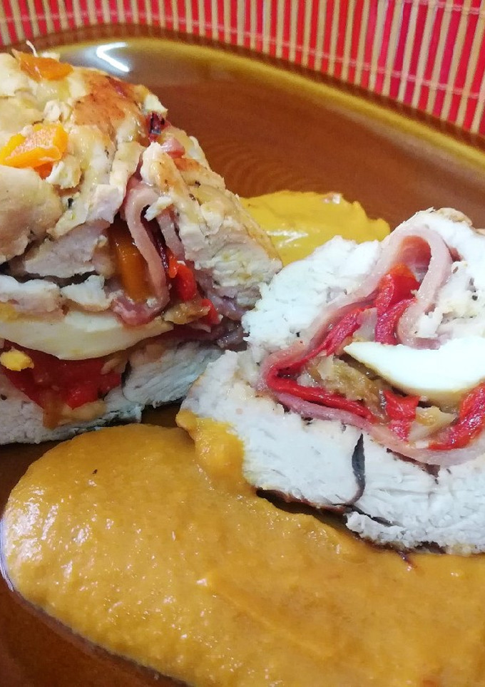 Una foto de Pechuga de pollo rellena en salsa