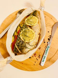 Фото Скумбрия с овощами, запечённая в пергаменте 🍅.