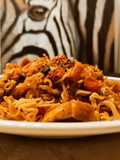 Noodless al wok con pollo y verduritas a la mantequilla y yakiniku