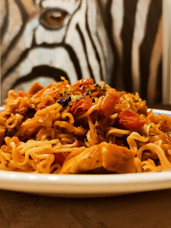 Una foto de Noodless al wok con pollo y verduritas a la mantequilla y yakiniku