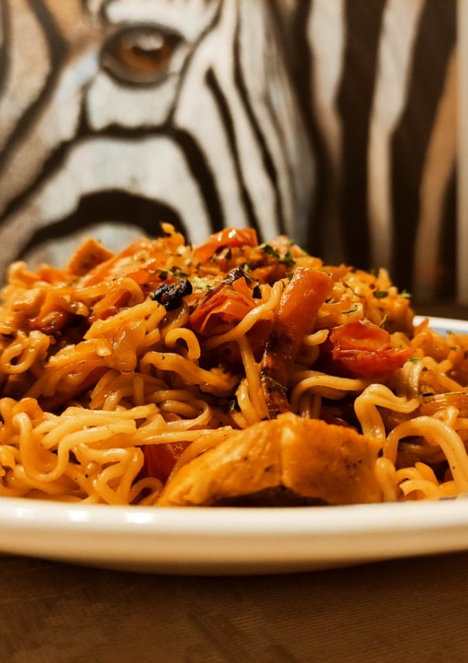 Una foto de Noodless al wok con pollo y verduritas a la mantequilla y yakiniku