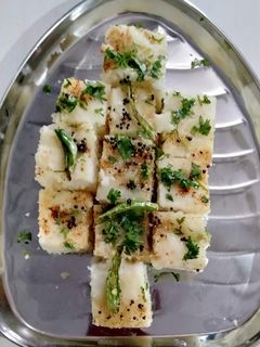 रवा ढोकळा (rava dhokla recipe in marathi) रेसिपी चे मुख्य फोटो 