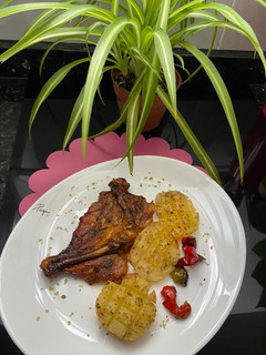 Una foto de Muslos de pollo con patatas al horno