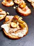 Canapés con base de berenjena, mascarpone y codorniz
