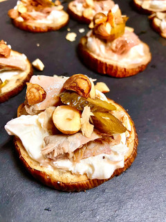 Una foto de Canapés con base de berenjena, mascarpone y codorniz
