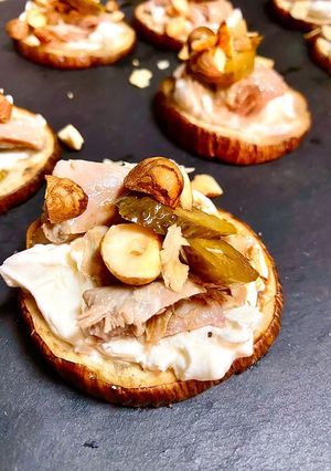 Una foto de Canapés con base de berenjena, mascarpone y codorniz