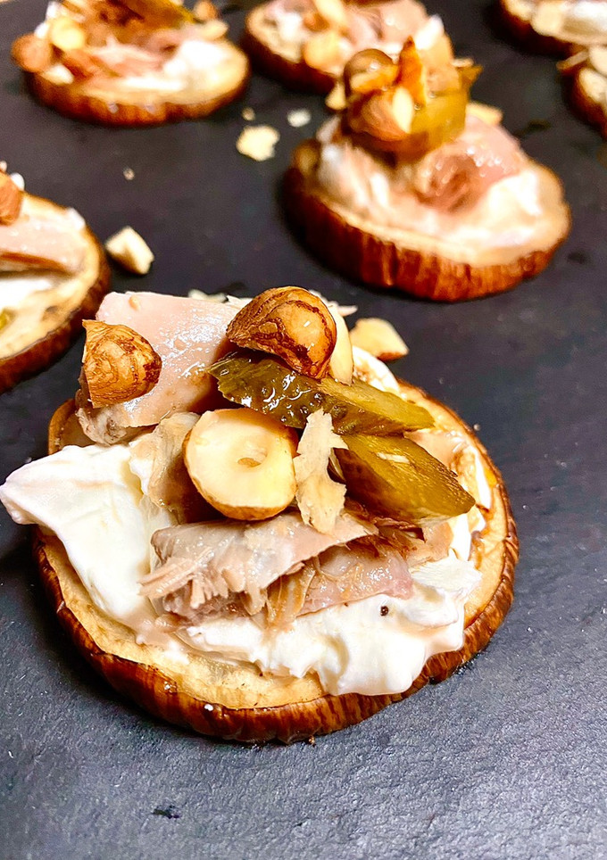 Una foto de Canapés con base de berenjena, mascarpone y codorniz