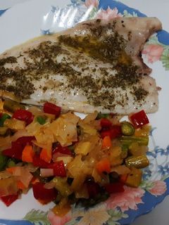 Una foto de Dorada al horno con verduras salteadas