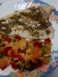 Una foto de Dorada al horno con verduras salteadas