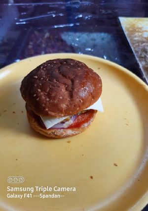 চিজ বার্গার (Cheese Burger recipe in Bengali) রেসিপির প্রধান ছবি