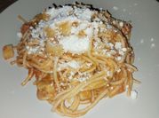Una foto de espaguetis con chorizo